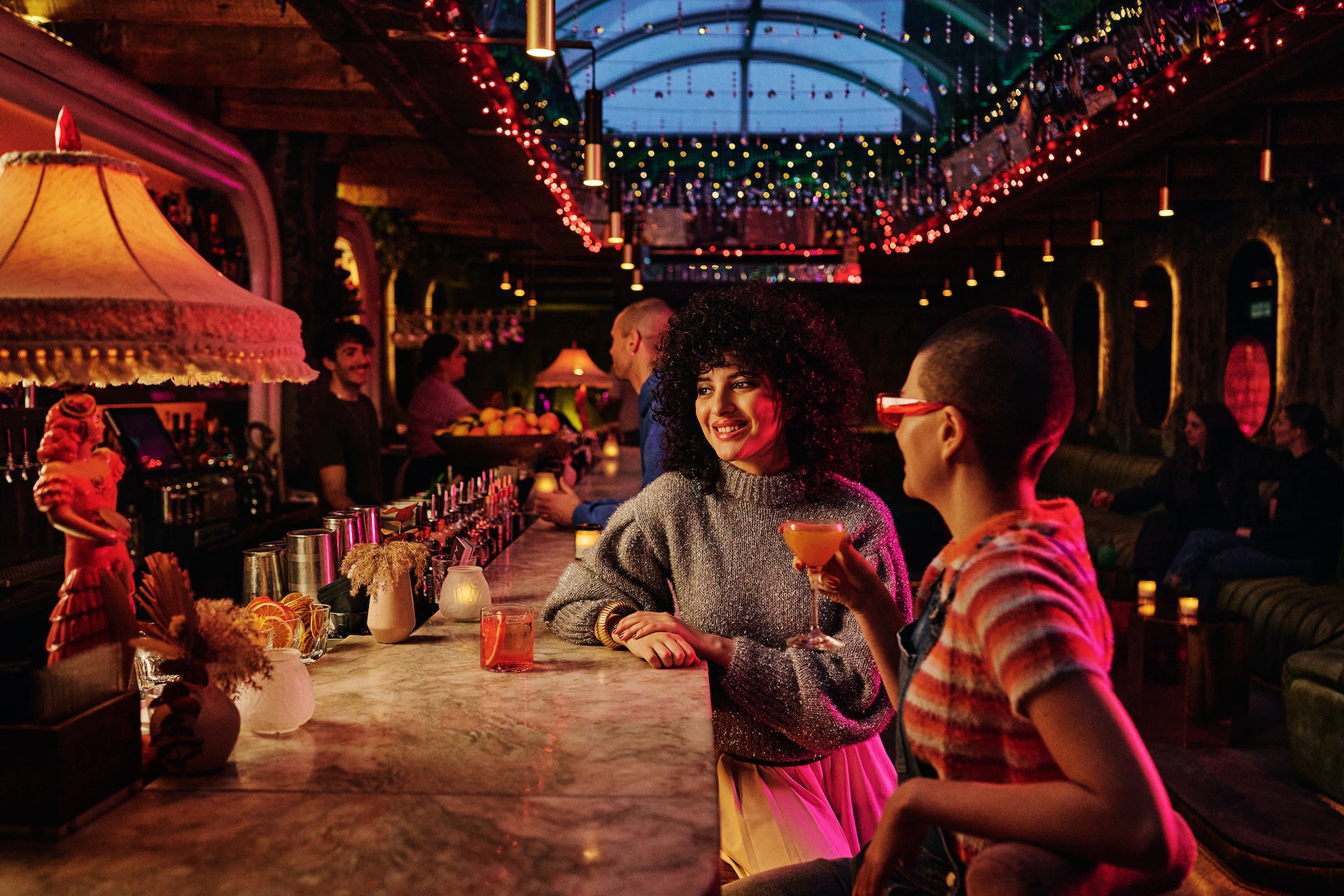 jeunes gens buvant un verre dans un bar de nuit