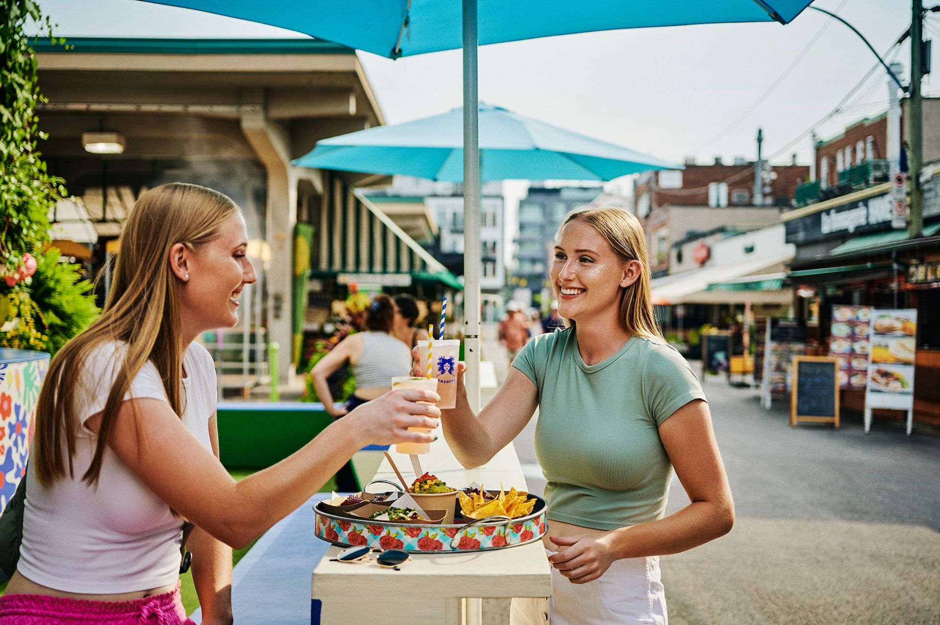 jeunes filles trinquant en terrasse
