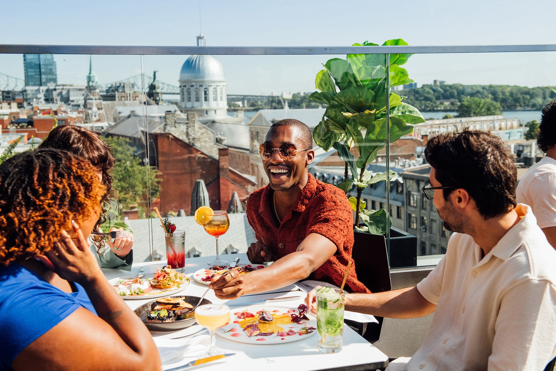 D&eacute;jeuner en terrasse entre jeunes &agrave; Montr&eacute;al