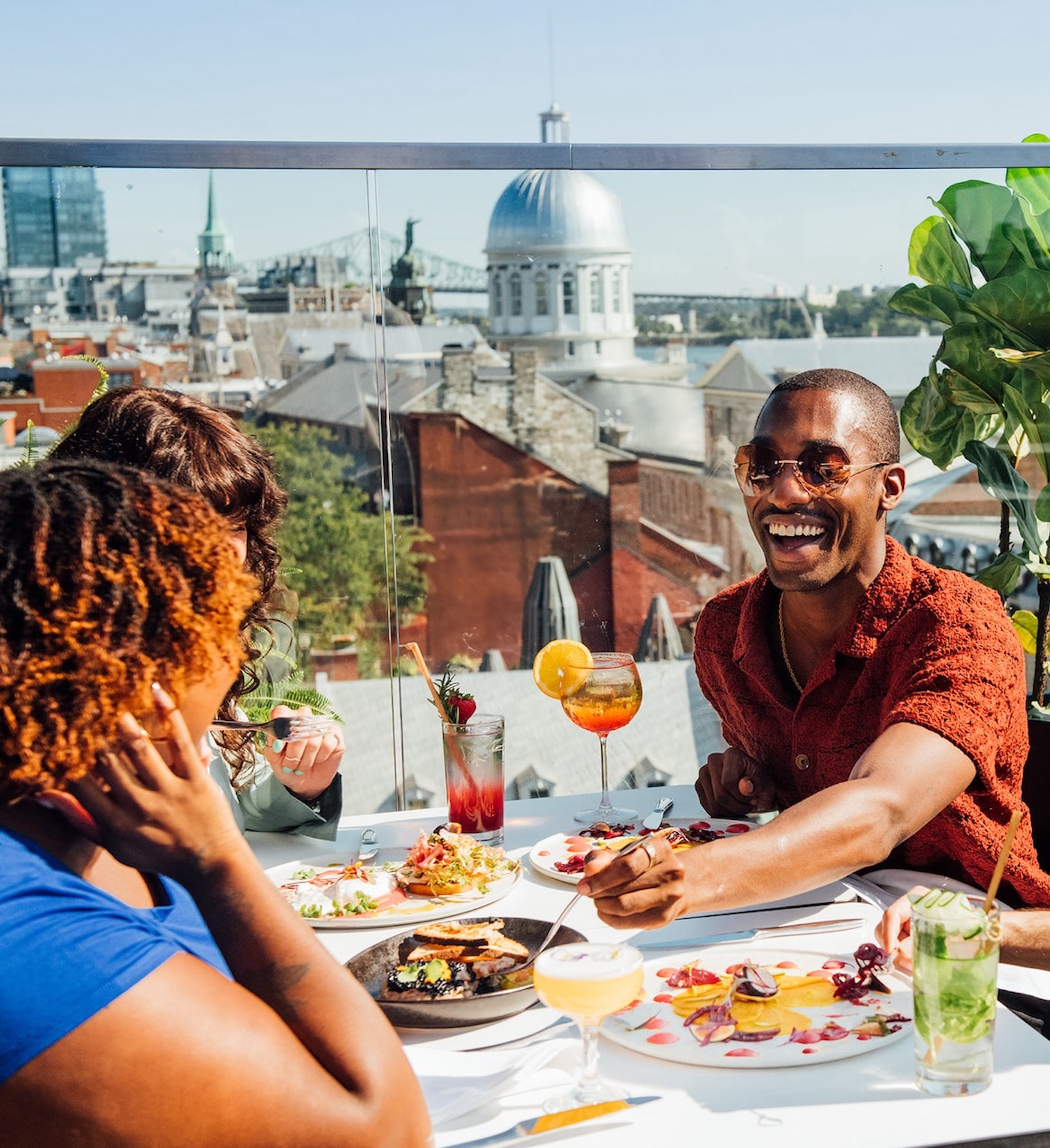 jeunes gens sur une terrasse &agrave; Montr&eacute;al en train de trinquer